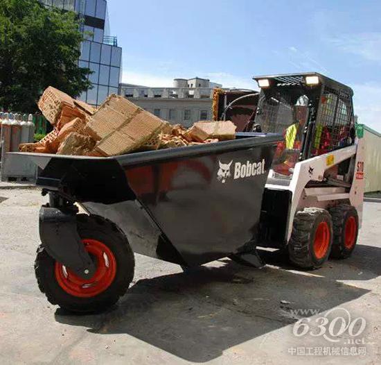 山貓滑移裝載機