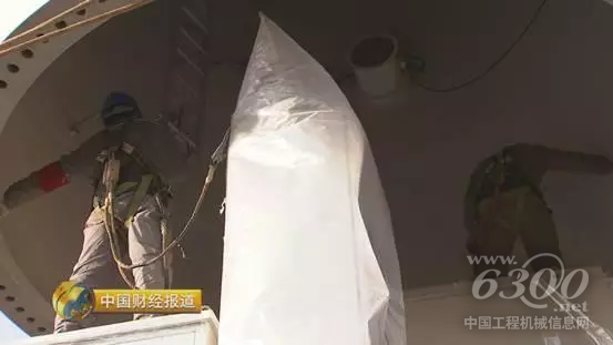 塔筒與底座的對接，最考驗(yàn)起重機(jī)的精度。