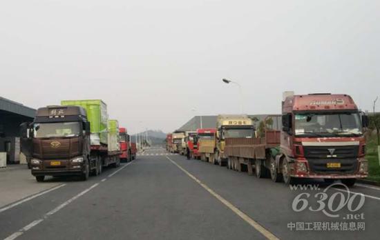 運(yùn)輸車輛排成長(zhǎng)龍，等待中聯(lián)重科烘干機(jī)裝車發(fā)往市場(chǎng)