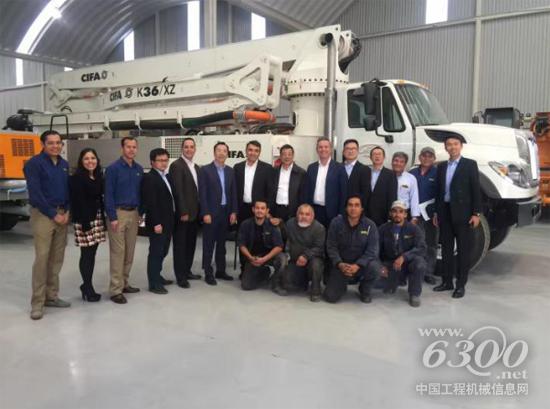 熊焰明與中聯(lián)重科CIFA墨西哥公司員工合影