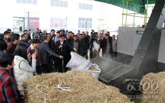 中聯(lián)重科生物制料機(jī)將秸稈加工成飼料、肥料和基料
