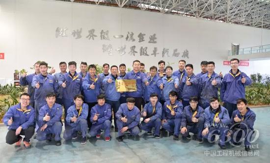 徐工汽車事業(yè)部總裝分廠底盤工段獲徐州“青年文明號”