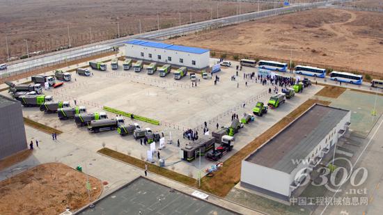 中聯(lián)重科新一代智能型環(huán)境環(huán)衛(wèi)裝備整齊排列