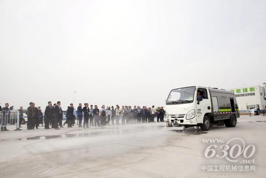 與會嘉賓觀看產(chǎn)品演示