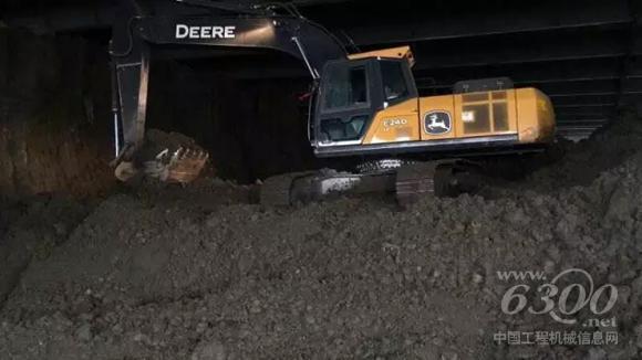 約翰迪爾E240LC挖掘機(jī)