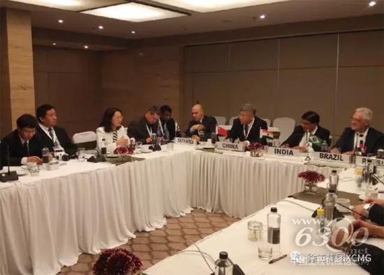 徐工集團(tuán)進(jìn)出口公司副總經(jīng)理張巖梅在制造業(yè)小組會(huì)議上發(fā)言