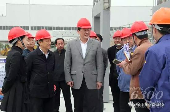 徐州市市委常委、開發(fā)區(qū)黨工委書記王強(qiáng)到徐工現(xiàn)場辦公