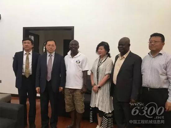 加納工程與住房部部長(zhǎng)塞繆爾·阿塔·阿基亞