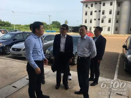 唐修國(guó)考察當(dāng)?shù)刈≌?xiàng)目