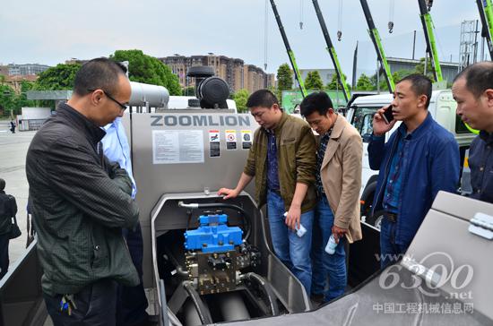 客戶參觀中聯(lián)重科4.0產(chǎn)品