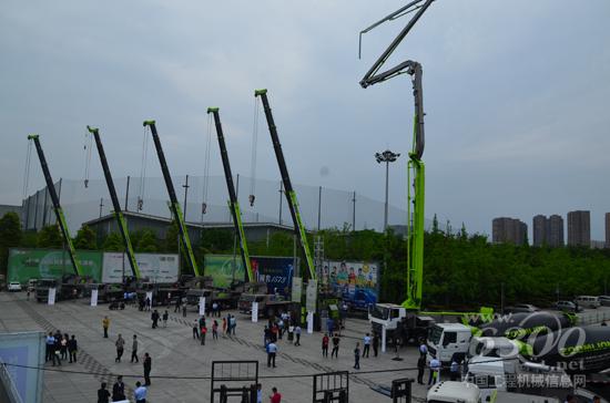 4.0產(chǎn)品整齊排列、高聳入云