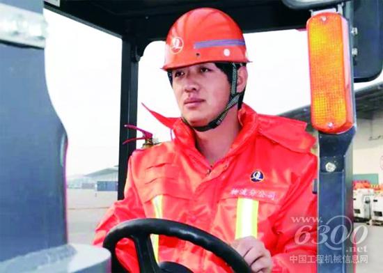 叉車司機(jī)郭希輝:從農(nóng)民工變成全國能手