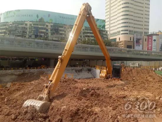 清晨的第一縷陽(yáng)光照耀在臂上，顯得格外生機(jī)勃勃……趕個(gè)早，走起，開(kāi)工啦！