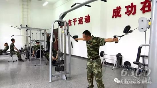 為了練就手穩(wěn)，他每天堅(jiān)持鍛煉臂力