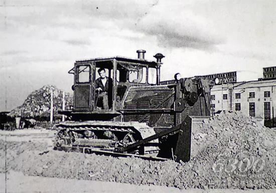 柳工第一臺(tái)推土機(jī)研制成功