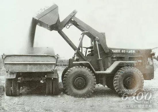 中國第一臺(tái)輪式裝載機(jī)Z435