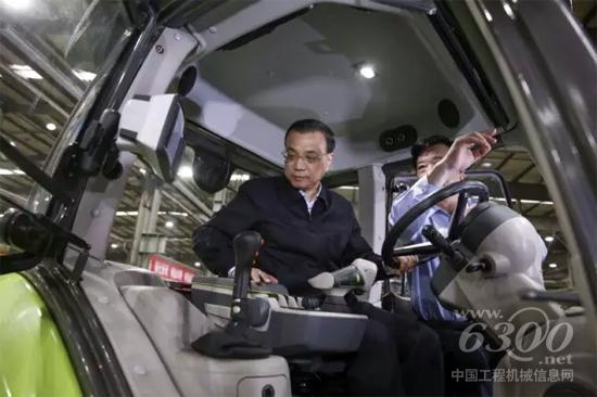 李克強總理饒有興趣地在大馬力拖拉機駕駛室內(nèi)參觀