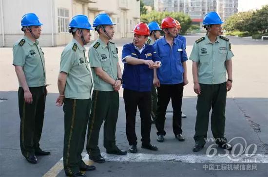 陳立新部長(zhǎng)一行觀看徐工高米數(shù)舉高消防車
