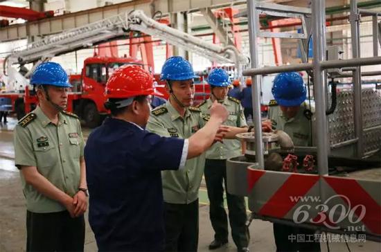陳立新部長(zhǎng)一行深入生產(chǎn)一線了解產(chǎn)品生產(chǎn)裝配情況