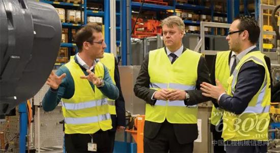 Mats Rahmstrom在比利時(shí)Airpower生產(chǎn)工廠(chǎng)與壓縮機(jī)專(zhuān)家交流