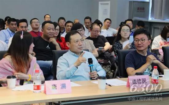嘉賓評委正在對路演項(xiàng)目進(jìn)行點(diǎn)評