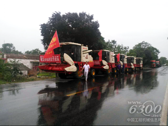 圖片新聞:清一色雷沃谷神的陜西扶風(fēng)縣曙光跨區(qū)作業(yè)隊冒雨出征181.png