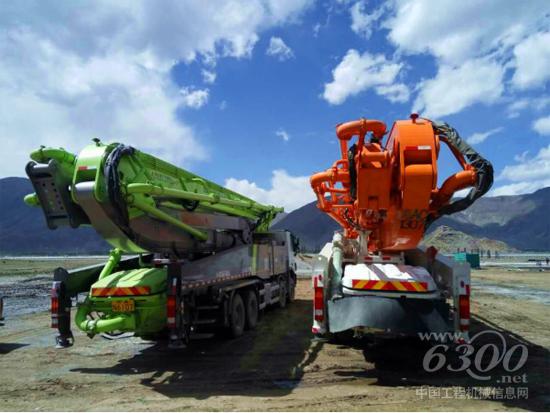中聯(lián)重科56米4.0高精高效泵車(chē)（圖左）現(xiàn)身“世界屋脊”