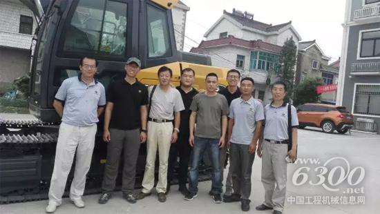 約翰迪爾工作人員與用戶合影(左三)
