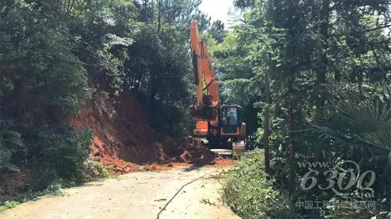 中大挖進入狹窄的鄉(xiāng)村公路