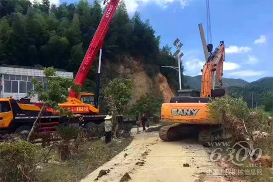 三一起重機與挖機正在寧鄉(xiāng)災(zāi)區(qū)清理道路