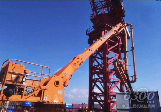 中聯(lián)重科HG20G橫折臂布料機(jī)身居泵送高層與地面上的泵王“打配合”