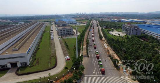 中聯(lián)重科成套路面機械設(shè)備浩浩蕩蕩從望城工業(yè)園出發(fā)