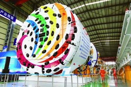 “彩云號(hào)”掘進(jìn)機(jī)下線