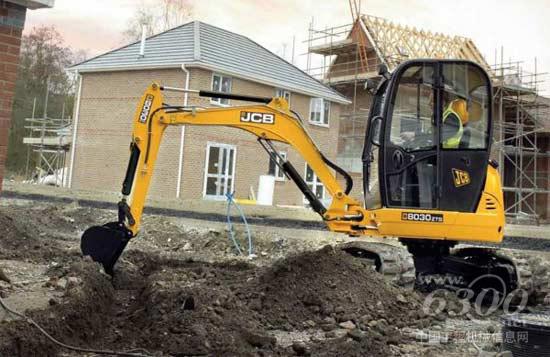 JCB小型挖掘機(jī)可以配置多種屬具