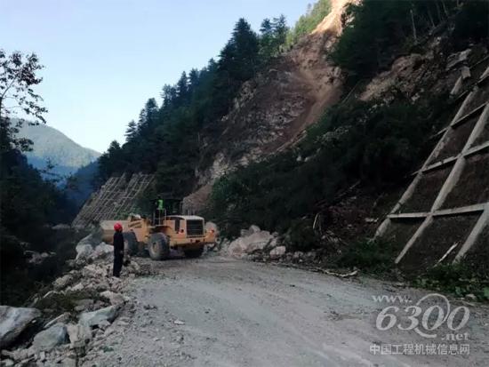 柳工裝載機正在進行道路清理