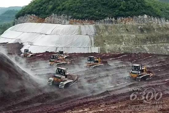 推土機(jī)施工現(xiàn)場(chǎng)