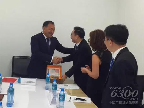 曼格斯套州州長(zhǎng)葉拉雷與易小剛一行舉行會(huì)談