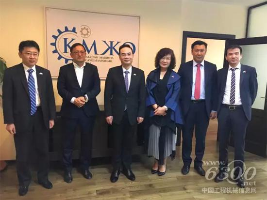 易小剛一行與當(dāng)?shù)毓こ虣C(jī)械協(xié)會(huì)進(jìn)行交流