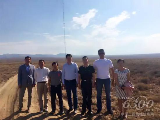 易小剛率隊(duì)考察當(dāng)?shù)仫L(fēng)場(chǎng)