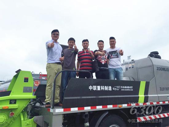 李江華（右二）為中聯(lián)重科4.0產(chǎn)品點贊