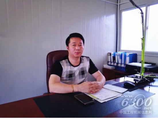 李江華的辦公桌上擺放著中聯(lián)重科泵車模型