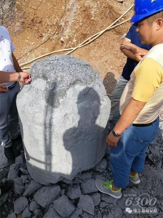 徐工基礎(chǔ)技術(shù)、服務(wù)人員在現(xiàn)場和客戶一同不斷改進(jìn)施工工藝