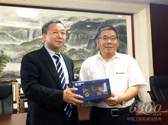 柳工集團董事長曾光安先生(右)向利得集團董事長李興春博士贈送紀(jì)念品