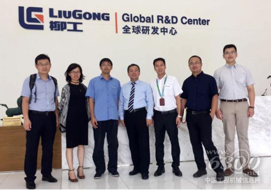 利得集團董事長李興春(中)攜利得資本考察團參觀柳工集團全球研發(fā)中心