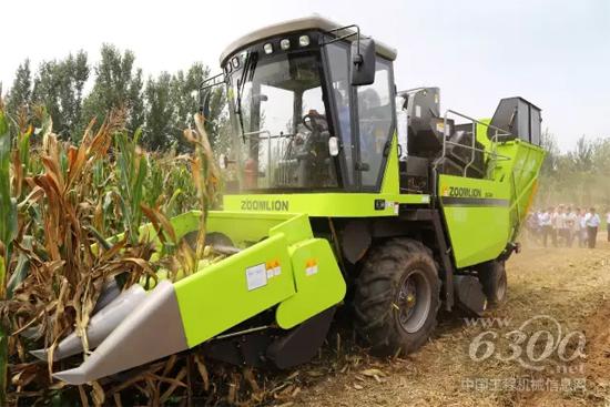 秋意漸濃 中聯(lián)重科CC40玉米機(jī)帶您走進(jìn)三秋
