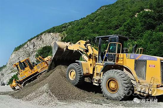 極限工況用不壞 柳工設備險峰作業(yè)不怯場!