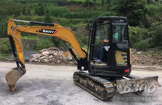 三一<a href=http://product.sanygroup.com/excavator-mnw-b0.html target=_blank class=infotextkey>微型挖掘機(jī)</a>