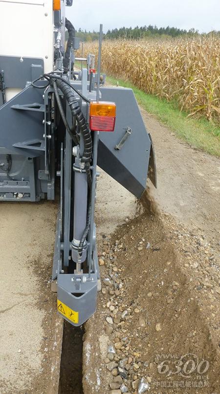 一旦鋪設了空管道，通常會把相鄰的表層銑刨掉，然后用一個全新的瀝青鋪層覆蓋溝渠。