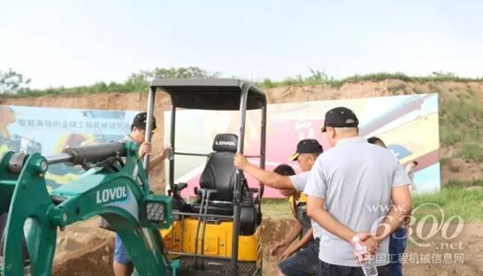 雷沃微挖FR18E-u備受客戶青睞