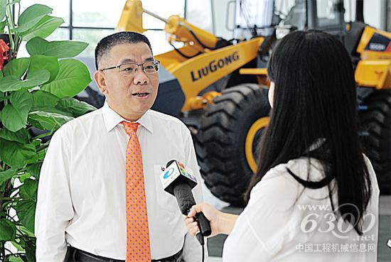 曾光安(左)在柳工全球研發(fā)中心